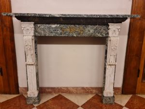 Chimenea Luis XVI en mármol verde Alpes y mármol de Carrara